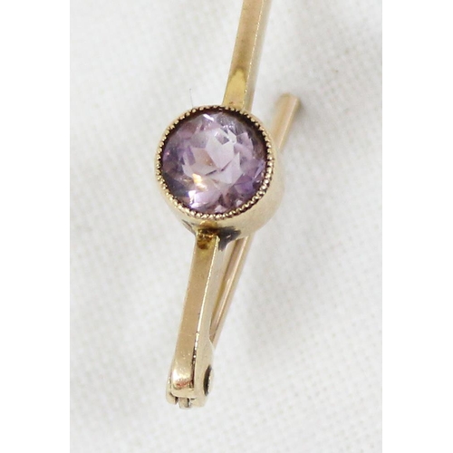 1117 - 9ct gold and amethyst bar brooch, approx 1.77g gross