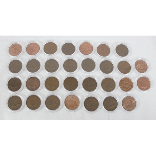 1208 - Qty of assorted capsulated copper half penny coins, 1890-1967, many in fine condition