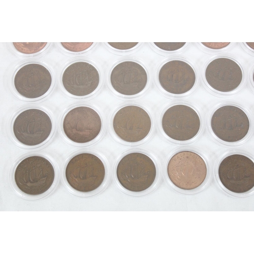 1208 - Qty of assorted capsulated copper half penny coins, 1890-1967, many in fine condition