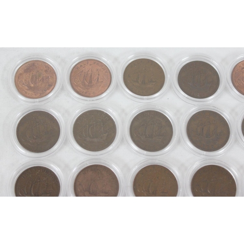 1208 - Qty of assorted capsulated copper half penny coins, 1890-1967, many in fine condition