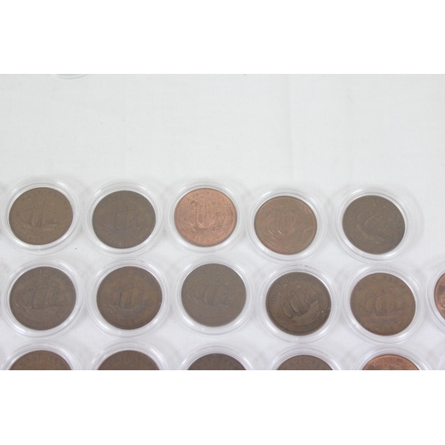 1208 - Qty of assorted capsulated copper half penny coins, 1890-1967, many in fine condition