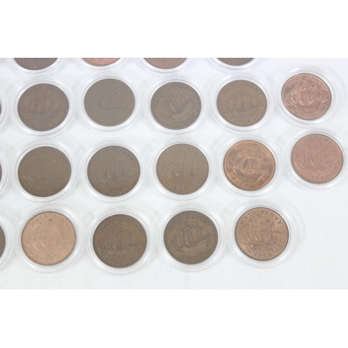 1208 - Qty of assorted capsulated copper half penny coins, 1890-1967, many in fine condition