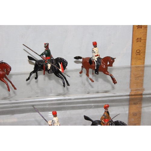 1510 - Qty of painted vintage lead soldiers, mainly Britains, mounted soldiers on horses, approx 14 in tota... 