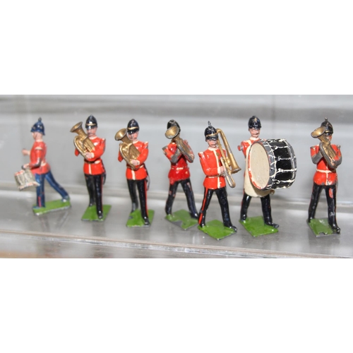 1512 - A large qty of assorted vintage painted lead soldiers, mainly Britains, mainly red coats, band figur... 