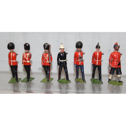 1512 - A large qty of assorted vintage painted lead soldiers, mainly Britains, mainly red coats, band figur... 