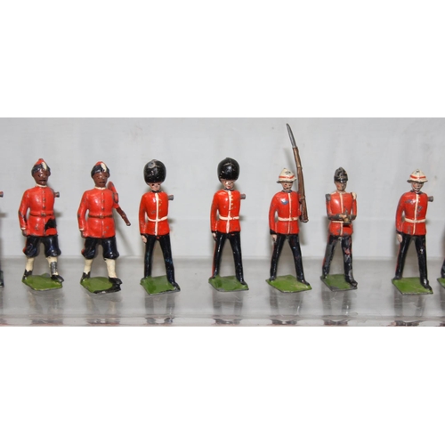 1512 - A large qty of assorted vintage painted lead soldiers, mainly Britains, mainly red coats, band figur... 