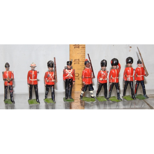 1512 - A large qty of assorted vintage painted lead soldiers, mainly Britains, mainly red coats, band figur... 