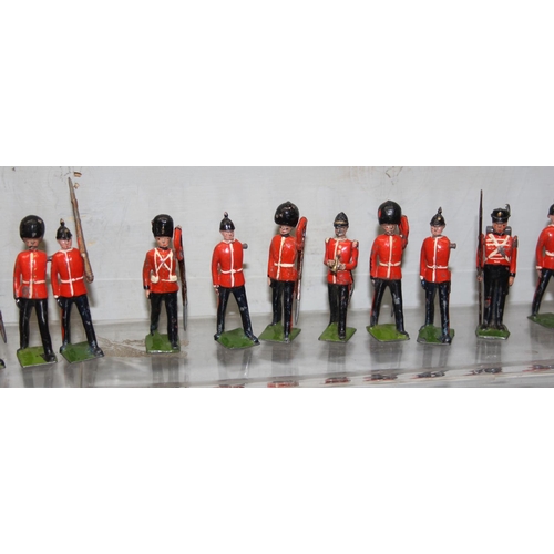 1512 - A large qty of assorted vintage painted lead soldiers, mainly Britains, mainly red coats, band figur... 