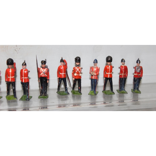 1512 - A large qty of assorted vintage painted lead soldiers, mainly Britains, mainly red coats, band figur... 