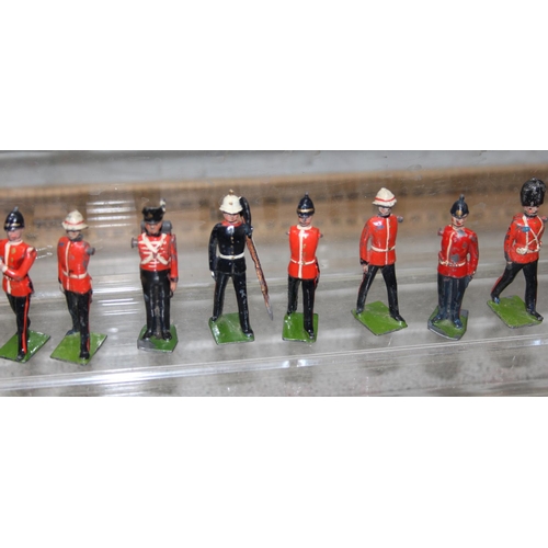 1512 - A large qty of assorted vintage painted lead soldiers, mainly Britains, mainly red coats, band figur... 