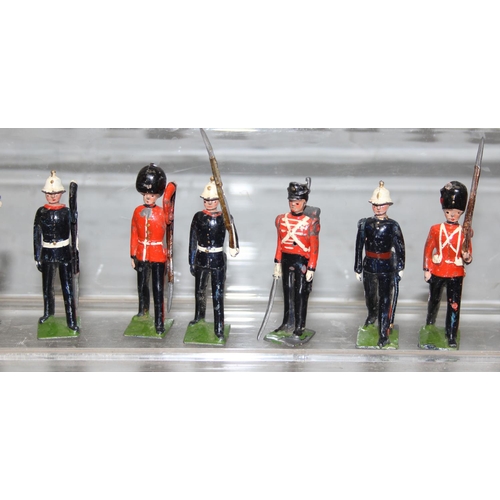 1512 - A large qty of assorted vintage painted lead soldiers, mainly Britains, mainly red coats, band figur... 