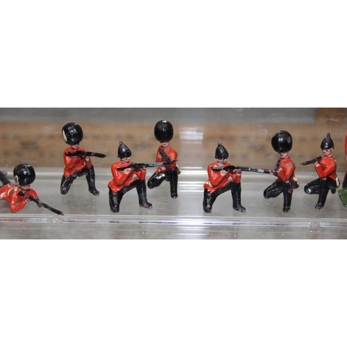 1512 - A large qty of assorted vintage painted lead soldiers, mainly Britains, mainly red coats, band figur... 