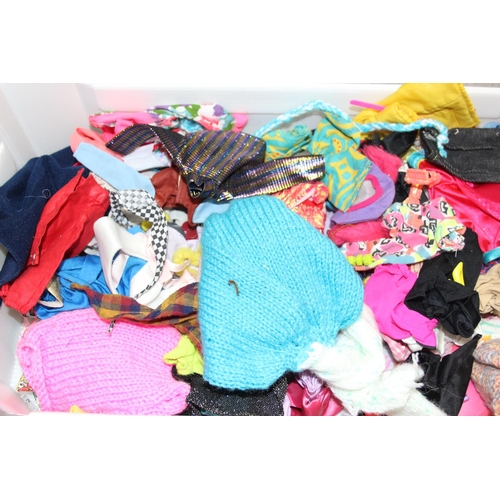 1516 - A large qty of assorted clothing, either Barbie or Sindy and 2 dolls etc