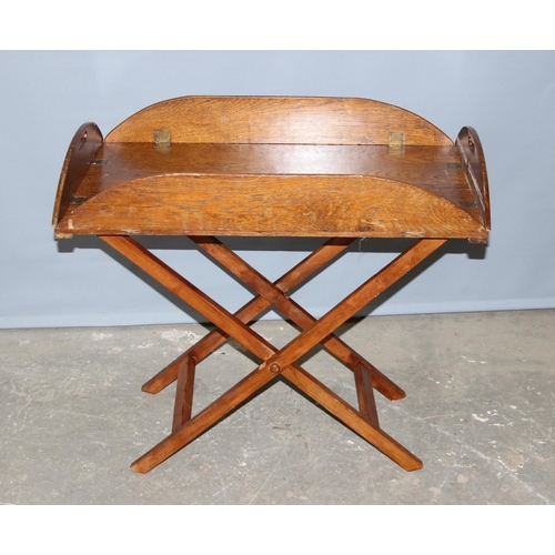 39 - An early 20th century folding oak butler's tray table on stand, approx 97cm wide