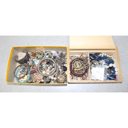 1124 - Qty of assorted costume jewellery, approx 2kg gross