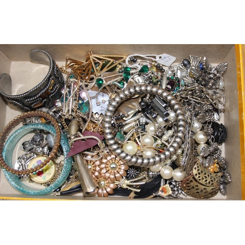 1124 - Qty of assorted costume jewellery, approx 2kg gross