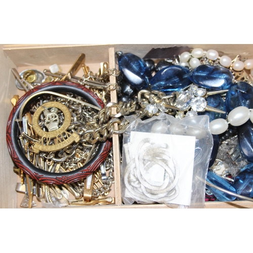 1124 - Qty of assorted costume jewellery, approx 2kg gross