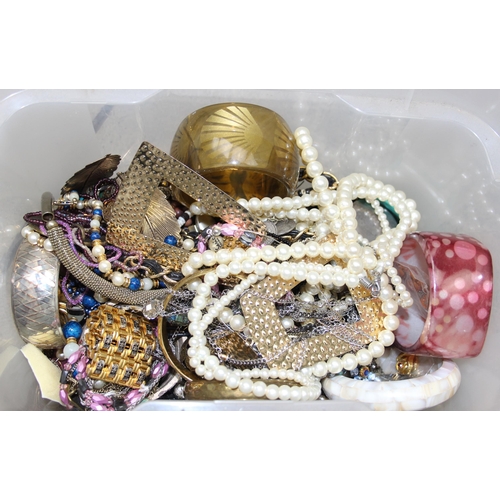 1126 - Large qty of assorted costume jewellery, approx 6kg gross (2 boxes)