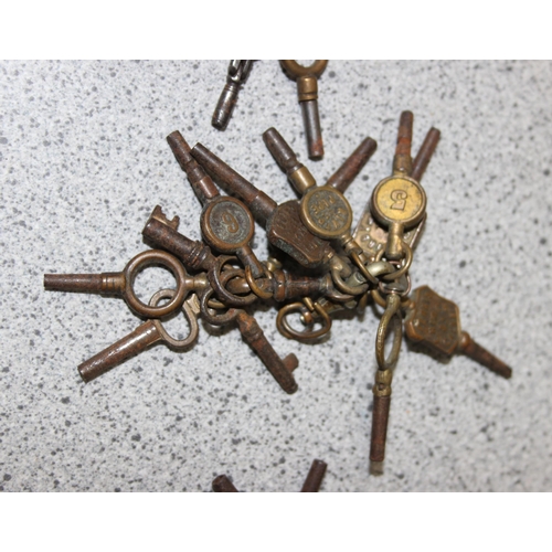 1326 - Qty of assorted vintage pocket watch keys