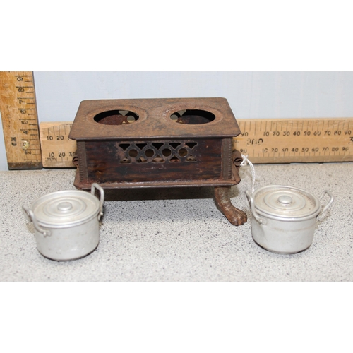 1535 - A small vintage model of a cast iron stove with cooking pots