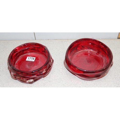 1778 - 2 large red retro art glass dishes, each approx 19cm wide