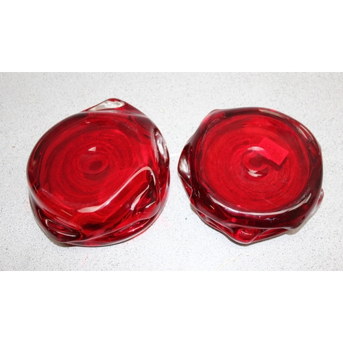 1778 - 2 large red retro art glass dishes, each approx 19cm wide