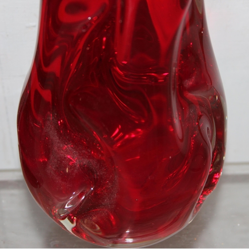 1779 - 2 retro red art glass vases, the largest approx 24cm tall