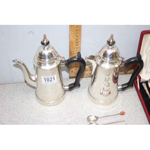 1021 - Qty of assorted silver plated items to inc 2 coffee pots