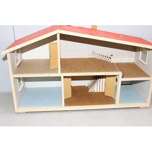 1527 - A retro Lundby of Sweden dolls house and a large qty of contemporary retro dolls house furniture