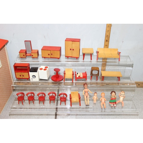 1527 - A retro Lundby of Sweden dolls house and a large qty of contemporary retro dolls house furniture