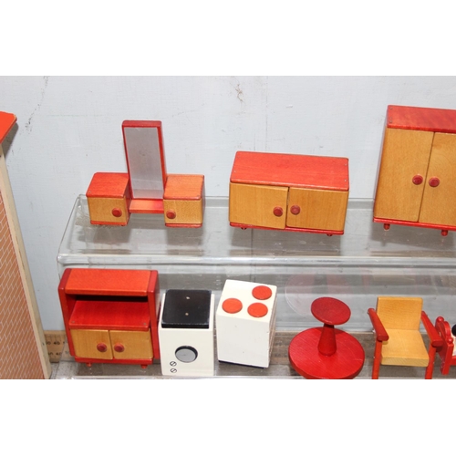 1527 - A retro Lundby of Sweden dolls house and a large qty of contemporary retro dolls house furniture