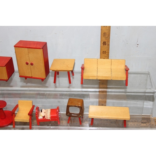 1527 - A retro Lundby of Sweden dolls house and a large qty of contemporary retro dolls house furniture