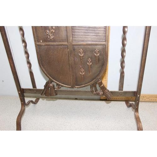 1792 - A decorative wrought iron heraldic fire guard