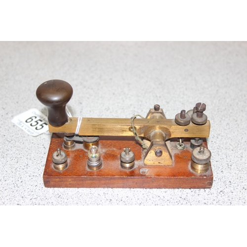 655 - A vintage wooden and brass Morse code key, the wooden base stamped ACC