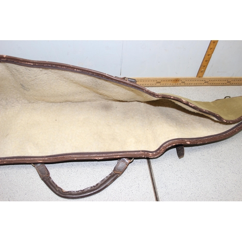 1423 - A good quality canvas and leather gun slip case, unnamed