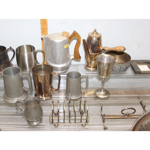 1051 - Mixed lot of metalware to include silver plated toast rack & serving tray