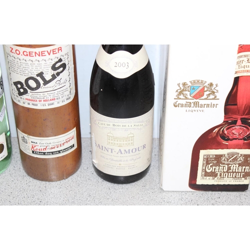 1669 - Mixed lot of vintage alcohol to include Gran Marnier, Bacardi & a bottle of Saint Amour red wine