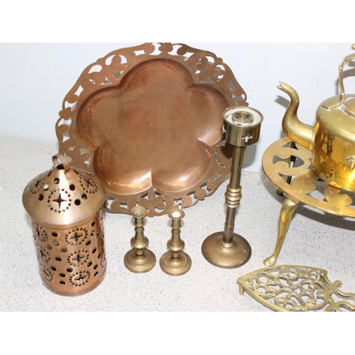 1832 - Mixed lot of brass & copperware to include jelly mould & kettle