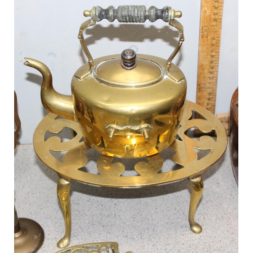 1832 - Mixed lot of brass & copperware to include jelly mould & kettle