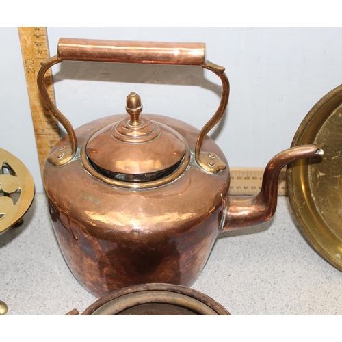 1832 - Mixed lot of brass & copperware to include jelly mould & kettle