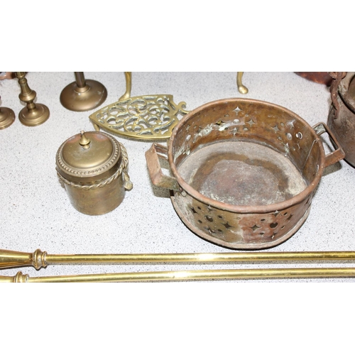 1832 - Mixed lot of brass & copperware to include jelly mould & kettle