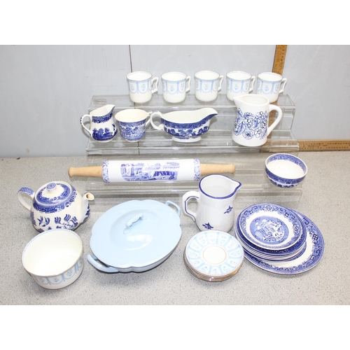 1848 - Qty of vintage blue and white china to include rolling pin in the style of Spode, Old Willow Pattern... 