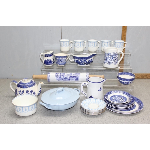 1848 - Qty of vintage blue and white china to include rolling pin in the style of Spode, Old Willow Pattern... 