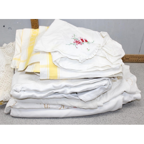 207 - Qty of assorted mixed vintage linen and lace items