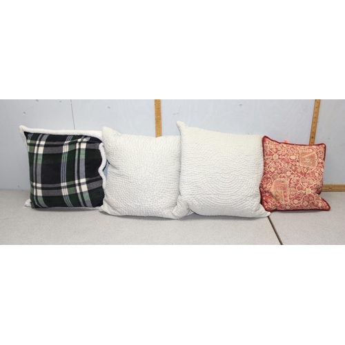 208 - Qty of 8 assorted cushions