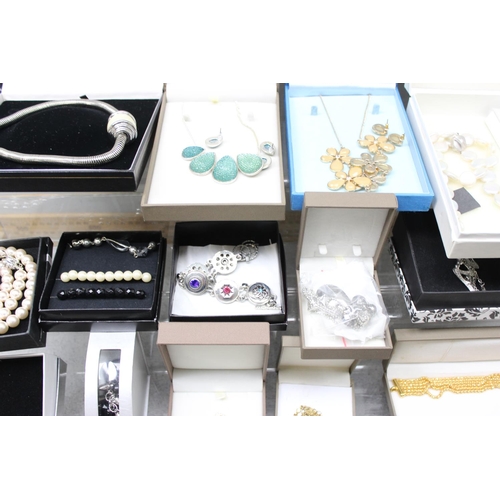 1147 - Quantity of costume jewellery, all mainly boxed