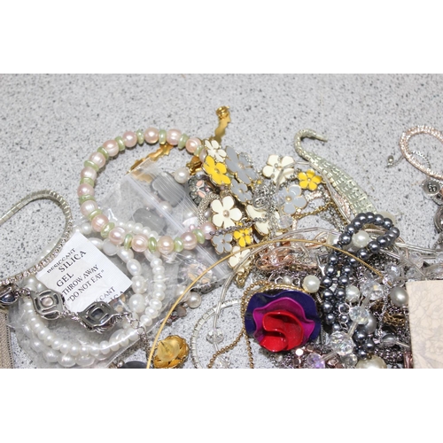 1153 - Quantity of assorted costume jewellery