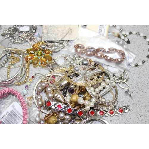 1153 - Quantity of assorted costume jewellery