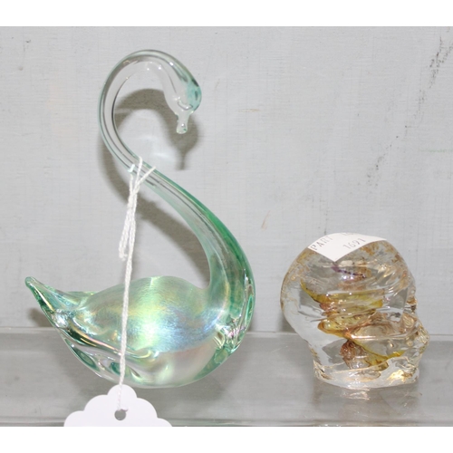 1691 - 4 pieces of art glass to inc Alum Bay glass scull, Wedgwood glass Duck etc