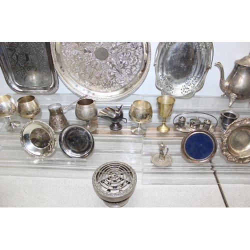 1057 - Large qty of assorted silver plate and other metalware, approx 6.5kg gross